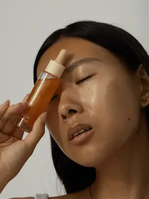 Model holding Range Beauty oil