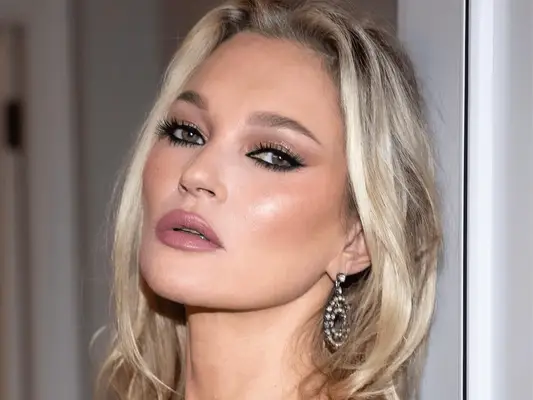 Kate Moss wearing black eyeliner at the 2023 Fashion Awards