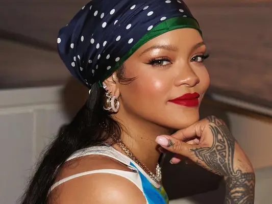 Elegancki lob Rihanna powinien zainspirować wiosenne krojone włosy