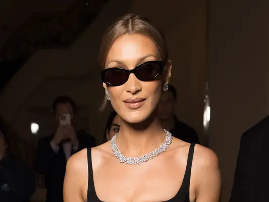 Bella Hadids nye blonde hår og Y2K sidedel gir supermodell om sommeren