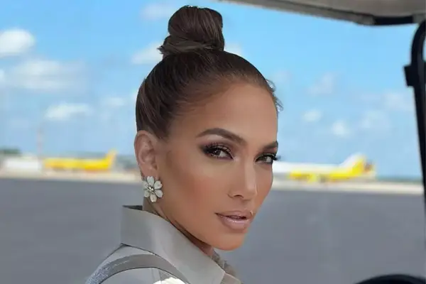 Jennifer Lopez outside 