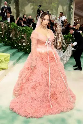 Laufey wears a pink tulle Prabal Gurung gown and veil to the 2024 Met Gala