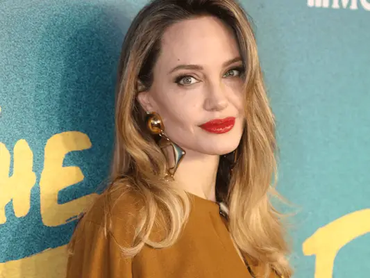 Cloudové nehty Angeliny Jolie budou letos na jaře všude