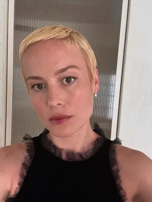 Brie Larson shows off her Twiggy Blonde hair in a selfie.