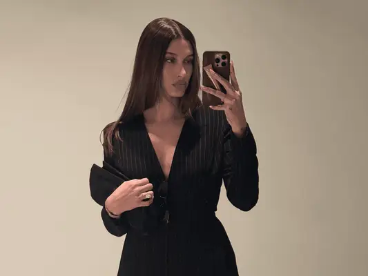 Hailey Beiber taking a selfie