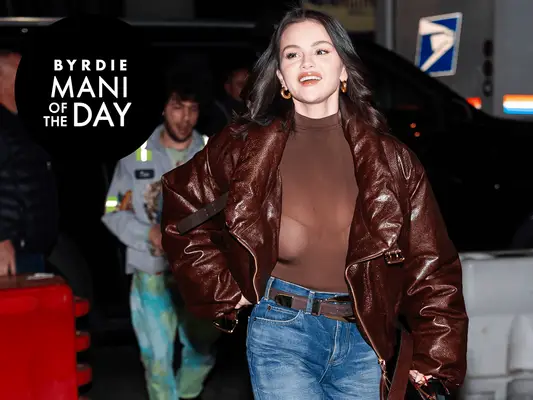 Aquí está exactamente cómo copiar la manicura eléctrica de Selena Gomez