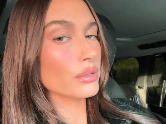 Hailey Bieber selfie