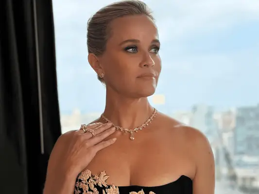 Reese Witherspoons elegante Emmys Bun ble inspirert av Grace Kelly