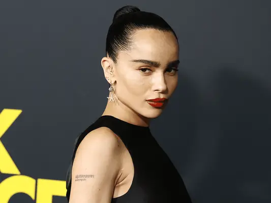 Zoë Kravitz a mis la touche la plus délicate à la tendance des ongles des fruits de l'été