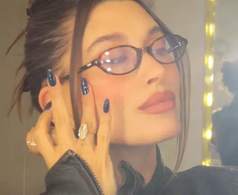 Hailey Biebers Toffee Chrome Nails vil være overalt i efteråret