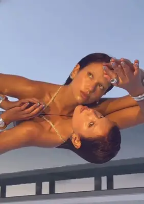 Dua Lipa bleached brows