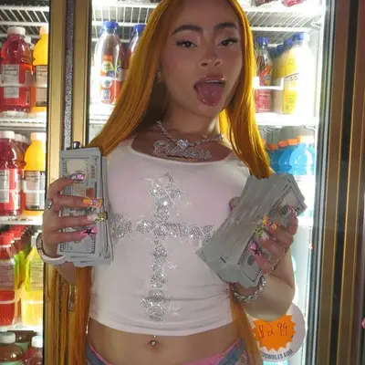 Ice Spice showing off her duck nails and holding money