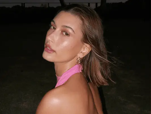 Hailey Bieber nos dijo su fórmula de maquillaje
