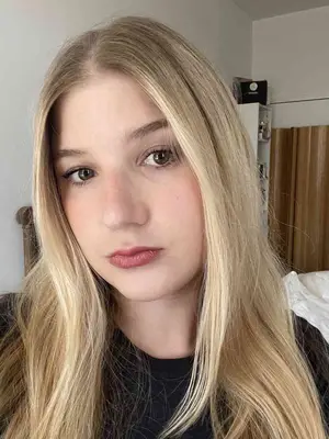 Bella after using K18 AirWash dry shampoo