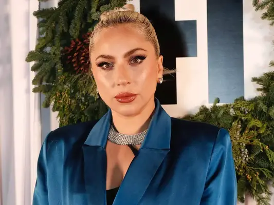Lady Gaga debutovala elegantní starou hollywoodskou lob