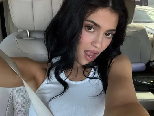 Kylie Jenner encontrou o esmalte vermelho perfeito para a primavera