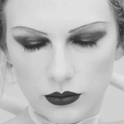 Taylor Swift with skinny eyebrows