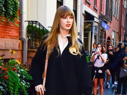 Taylor Swift wearing brick red lipstick
