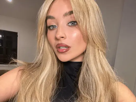 Sabrina Carpenter selfie