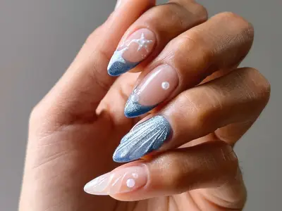 La bronciata manicure francese di Dua Lipa è così codificata estiva