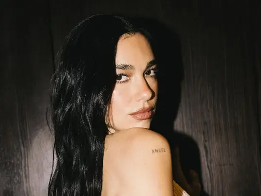 Prueba la elegante manicura negra de Dua Lipa en lugar de los pasteles de primavera