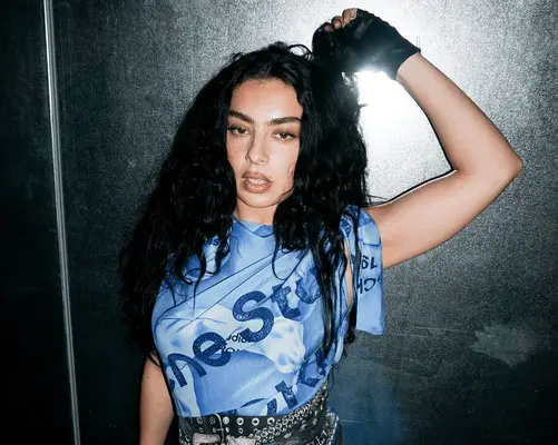 Charli XCX comenzó con mocas con sombra de ojos cromado plateado