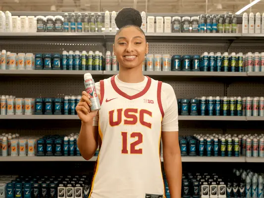 Juju Watkins używa tego dezodorantu za 9 USD, aby czuć się świeżo w dniu gry