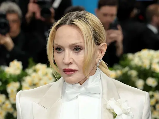 Madonna ha scambiato la sua bionda in platino firmata per una bruna bob