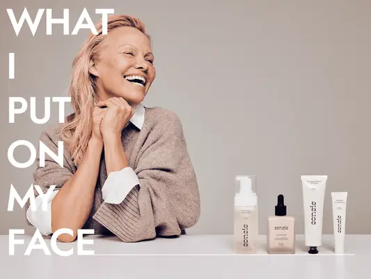 Pamela Anderson nos disse a rotina de cuidados com a pele que a capacita a ir livre de maquiagem