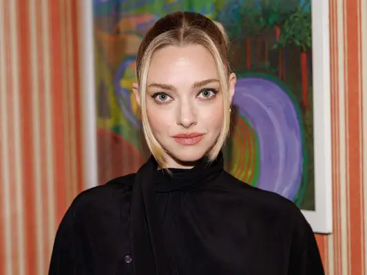 Krátké, trhané rány Amandy Seyfriedové jsou tak neočekávané