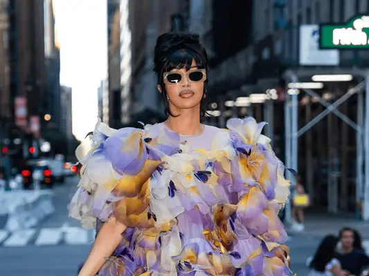 Cardi B a jumelé une robe florale 3D avec des ongles roses roses