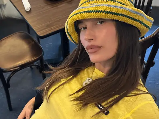 Hailey Bieber ha appena lasciato cadere la sua routine di trucco estiva Bronzy and Beachy