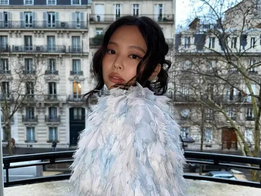 Sky Blue Blue nehty Jennie Kim nás sní o jaře