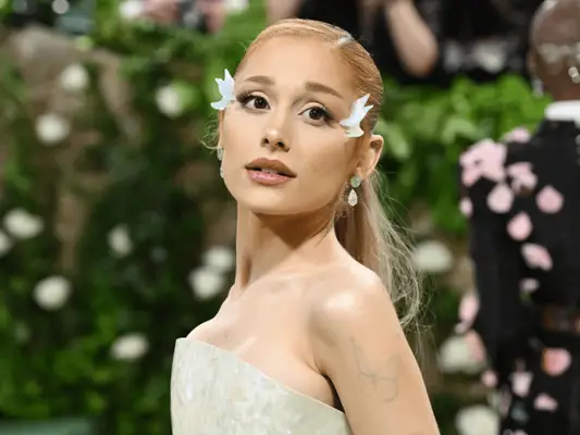 Das Met Gala Eye Make -up von Ariana Grande beinhaltet 3D -Kristall -Feenflügel '