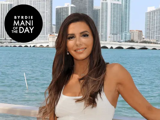 La manucure française fantaisie d'Eva Longoria mérite une place sur votre plateau d'humeur de printemps