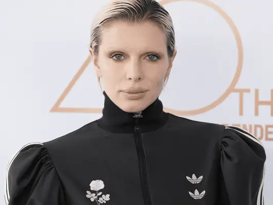 Il nuovo colore dei capelli primaverili di Julia Fox è così inaspettato e copiabile