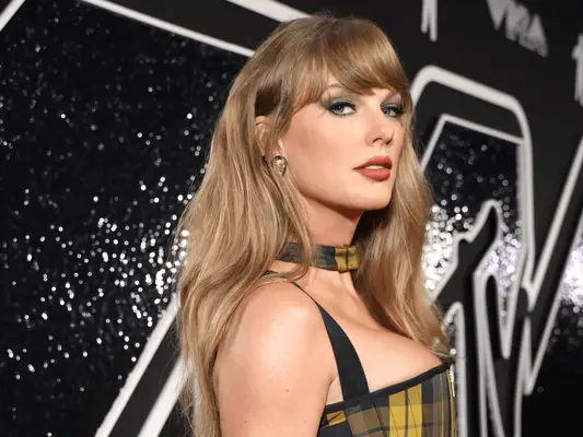 Taylor Swift ha abbinato la sua enorme maglia Chiefs con un grazioso accessorio per capelli