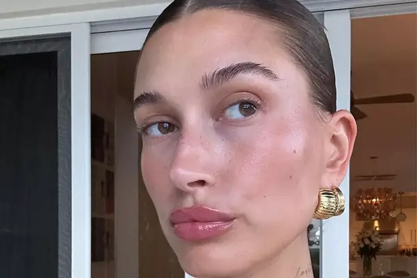 Hailey Bieber selfie 