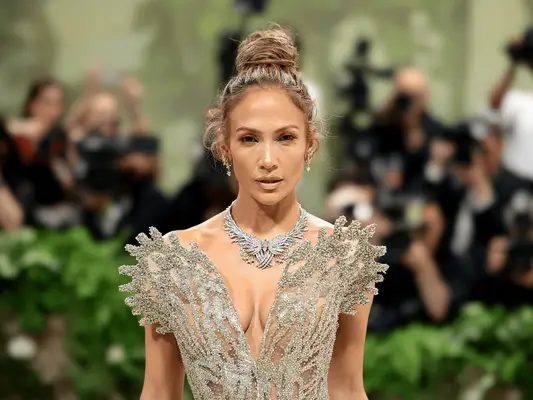 Jennifer Lopez havde solnedgangs øjenskygge og en æterisk krystalkjole til 2024 Met Gala