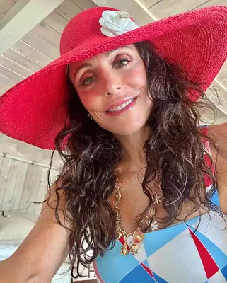 Bethenny Frankle wearing a sunhat