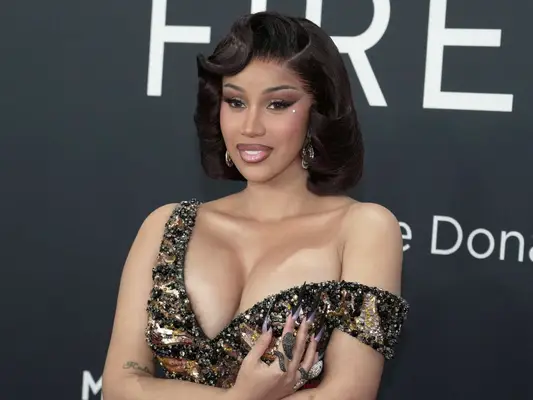 Cardi B bar bare den mest asymmetriske hårklip gennem tidene