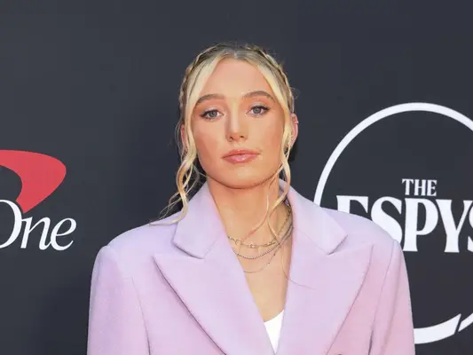 Paige Bueckers handlet sine signaturfletter for strandbølger ved WNBA -utkastet