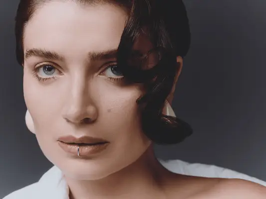 La manucure française «Faded Chrome» d'Eve Hewson est une vision audacieuse d'un classique