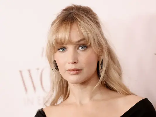 I nuovi capelli biondi caldi di Jennifer Lawrence abbina il suo chic leoparda