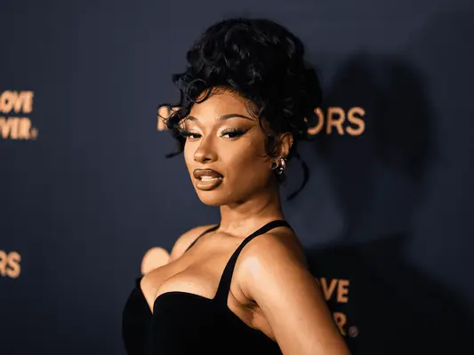 Megan thee Stallions farveblokerede manikyr er perfekt til efterårsaftener ude