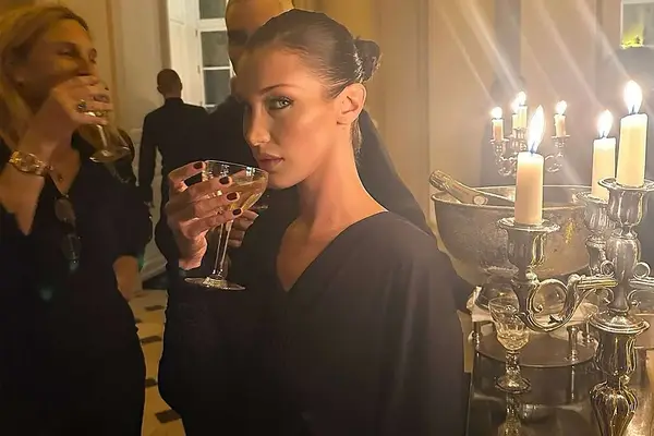 Bella Hadids virale $ 13 tonet fugtighedscreme er hemmeligheden bag glødende supermodelhud