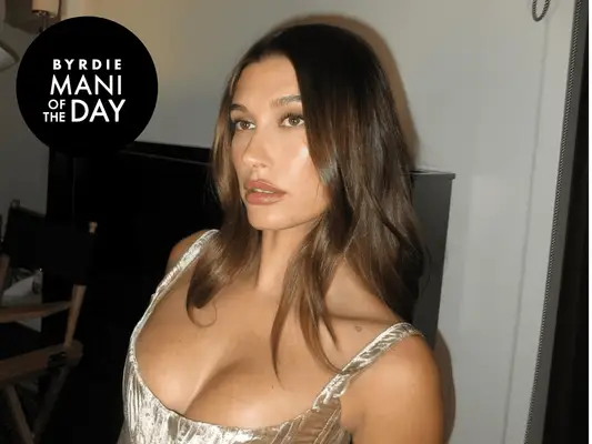 Hailey Bieber debuterede en blødere på sin underskrift glaseret manikyr