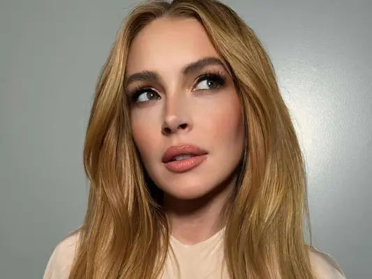 Lindsay Lohan sul Rinascimento Y2K e possiede i suoi famosi capelli rossi