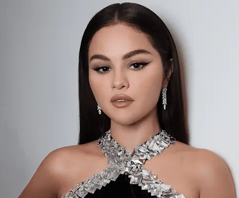 Vi legger til Selena Gomez 'aprikos satin' Emmys manikyr til høststemningsbrettet vårt
