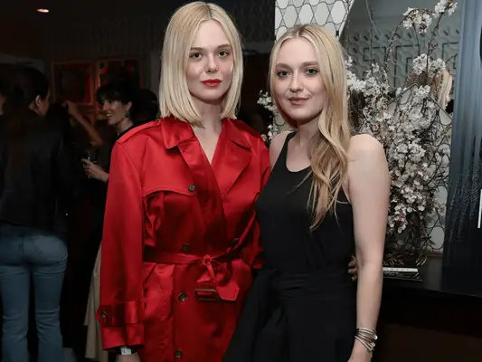 Dakota a Elle Fanningové nosily odpovídající červenou rtěnku s Golden Globes 2025